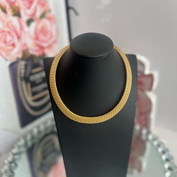 Jewelry - Mesh Wide Collar gold tone Necklace 18’